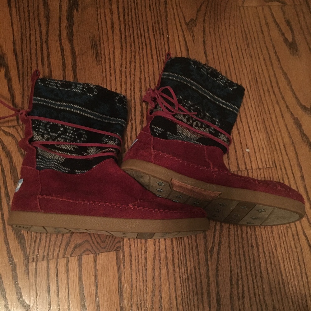 TOMS Nepal Boots in Maroon Suede